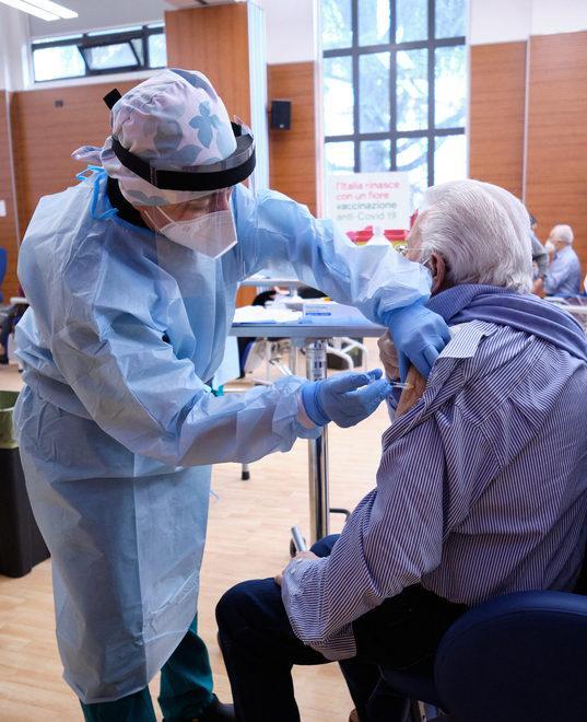 Vaccini, sos dei medici di famiglia di Pistoia: «Costretti a fare tutto da soli» 