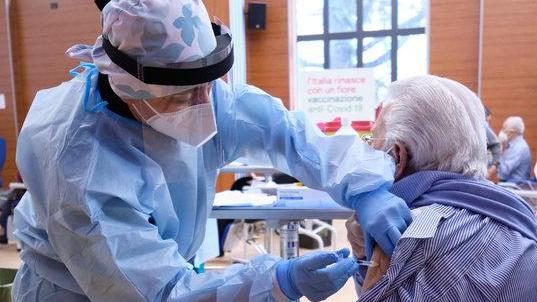 Vaccini, sos dei medici di famiglia di Pistoia: «Costretti a fare tutto da soli»