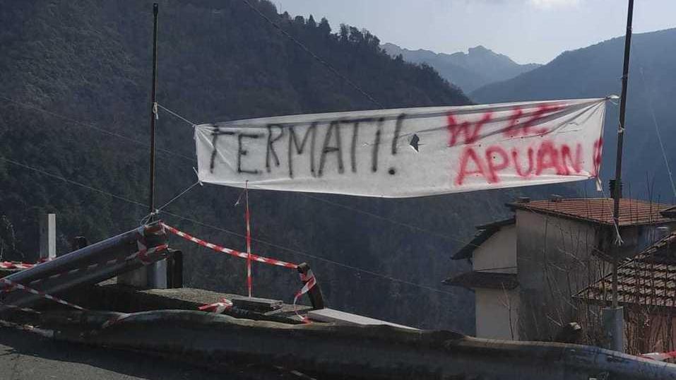 Camion rischia di precipitare allarme nel borgo di Fornello