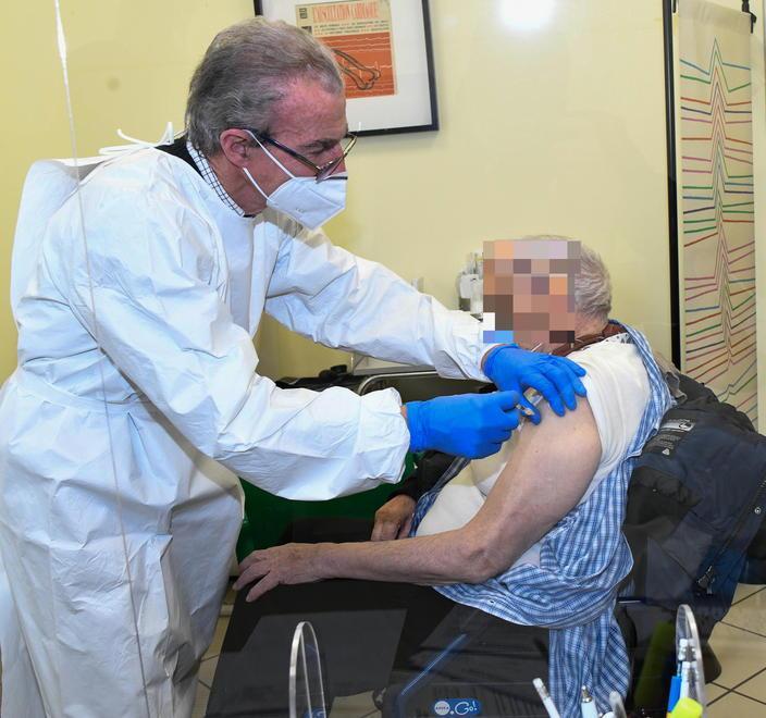 Il marito voleva cederle la dose ma l’Asl la vaccina subito 