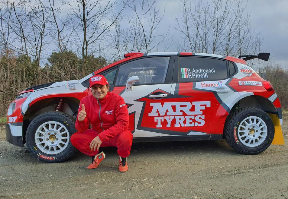 Il senatore Marcucci si trasforma in pilota al volante di una Skoda sulle strade di casa 