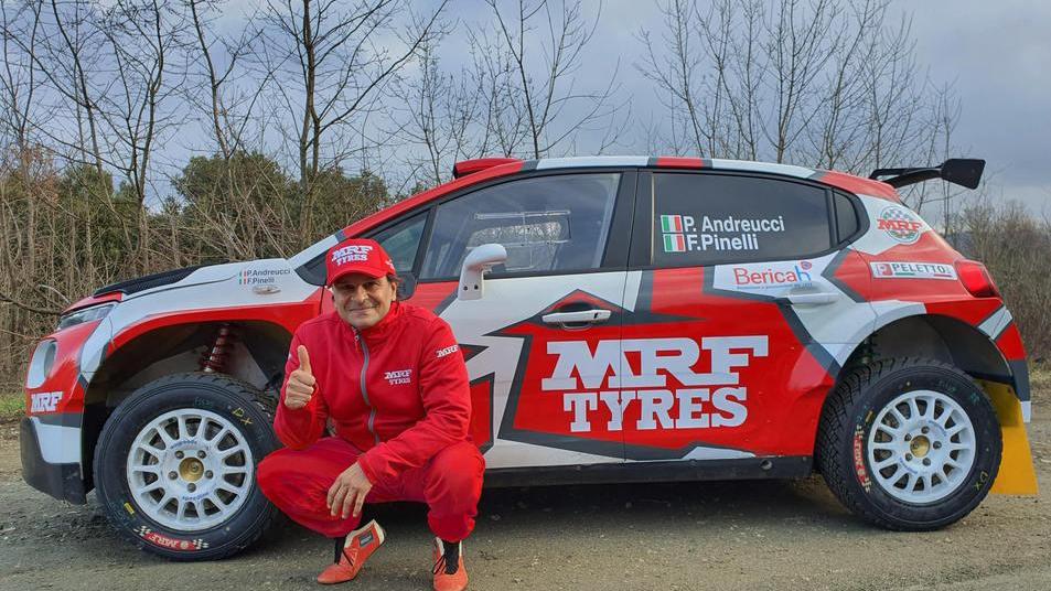 Il senatore Marcucci si trasforma in pilota al volante di una Skoda sulle strade di casa