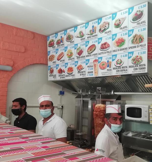 Apre in piazza Duomo il kebab mascherato da pizzeria 