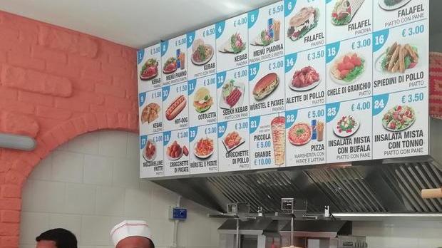 Apre in piazza Duomo il kebab mascherato da pizzeria