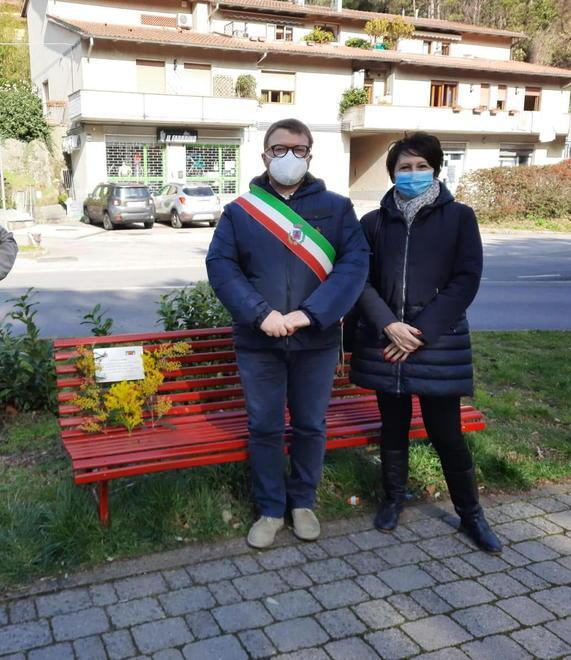 Una panchina rossa anche a Vernio «Simbolo di civiltà»