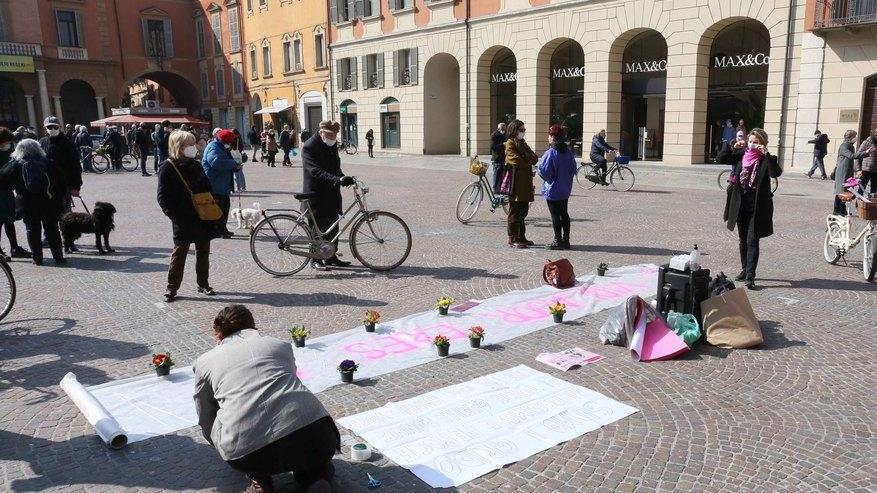 Ieri il presidio e la “guerriglia” odonomastica