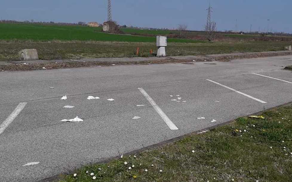 Rifiuti gettati nel parcheggio