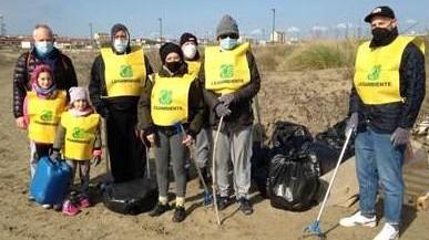 Spiaggia piena di rifiuti Raccolti sette sacchi da un gruppo di volontari