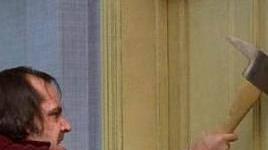 Anziano di Ambrogio come Nicholson: insegue la badante brandendo un’accetta