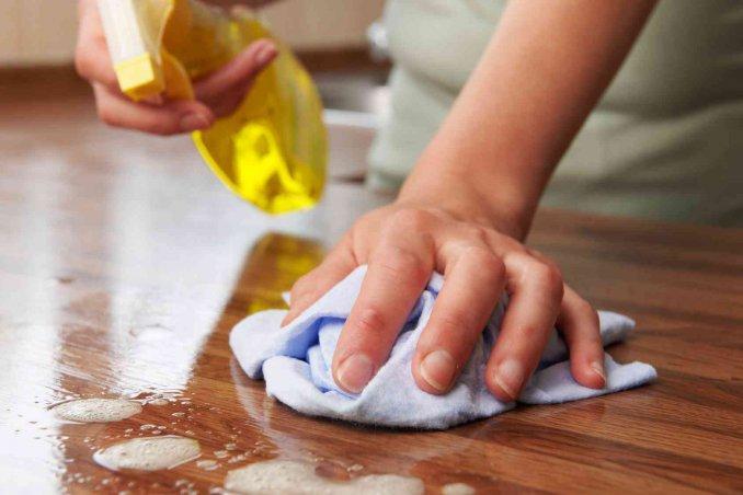 Un'addetta alle pulizie al lavoro