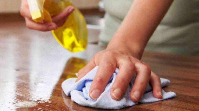 Un'addetta alle pulizie al lavoro