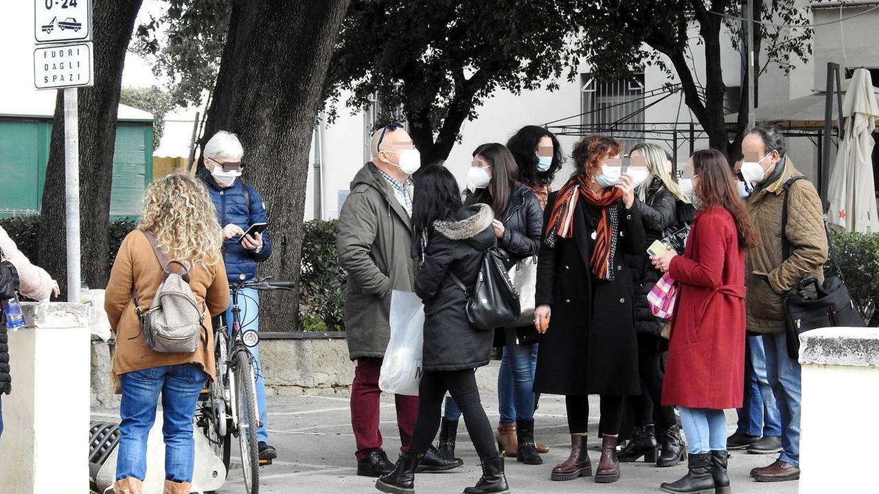 I dipendenti comunali costretti a restare fuori durante le perquisizioni