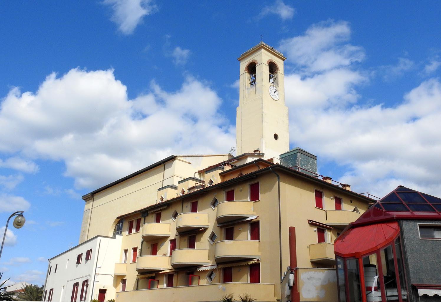 Le case che avvolgono il campanile