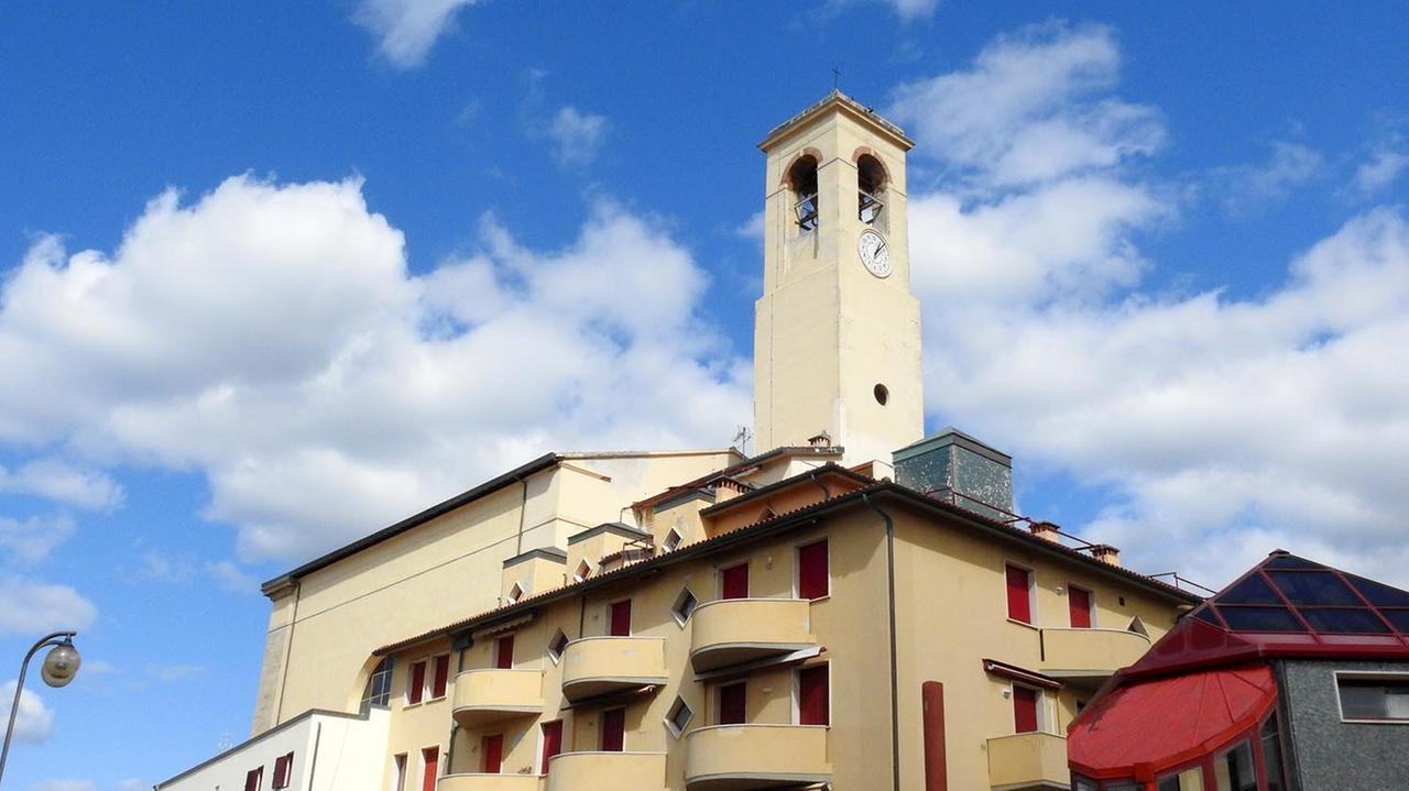 Le case che avvolgono il campanile