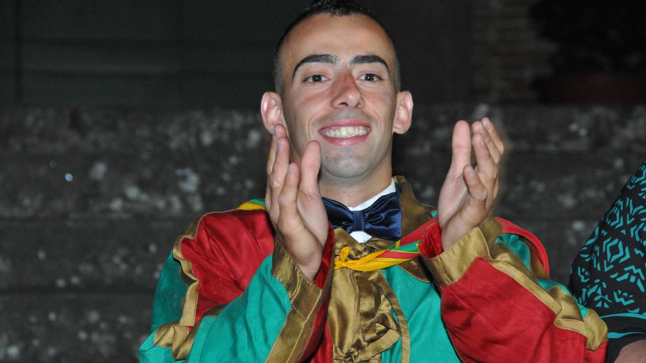 Il fantino Gavino Sanna dopo la vittoria del Palio di Fucecchio nel 2017