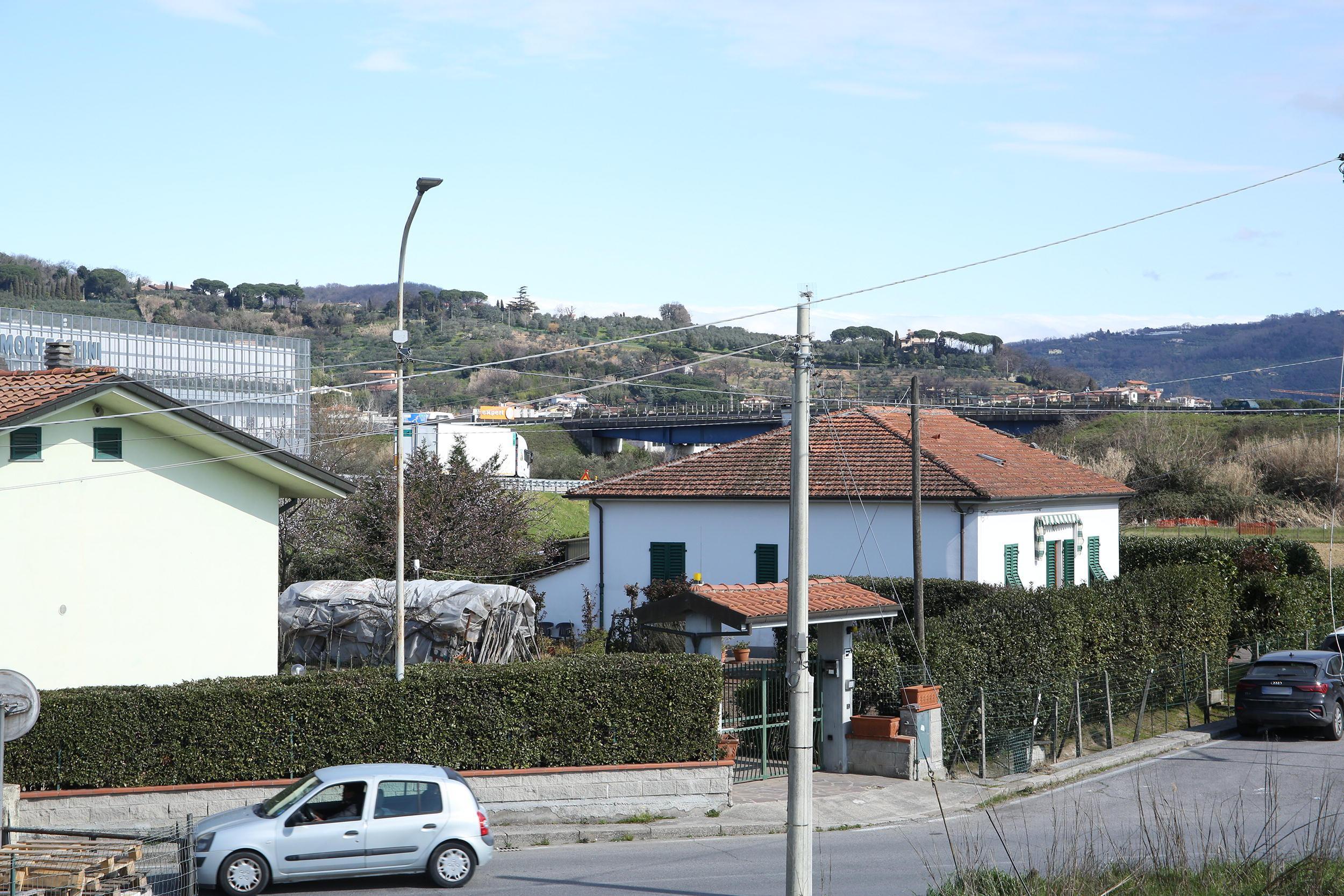 La villetta bianca che sembra destinata a rimanere invenduta finché non saranno installate le barriere