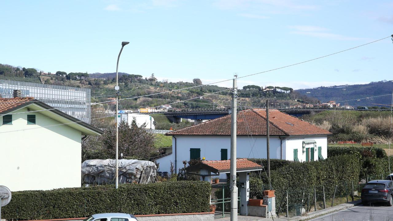 La villetta bianca che sembra destinata a rimanere invenduta finché non saranno installate le barriere