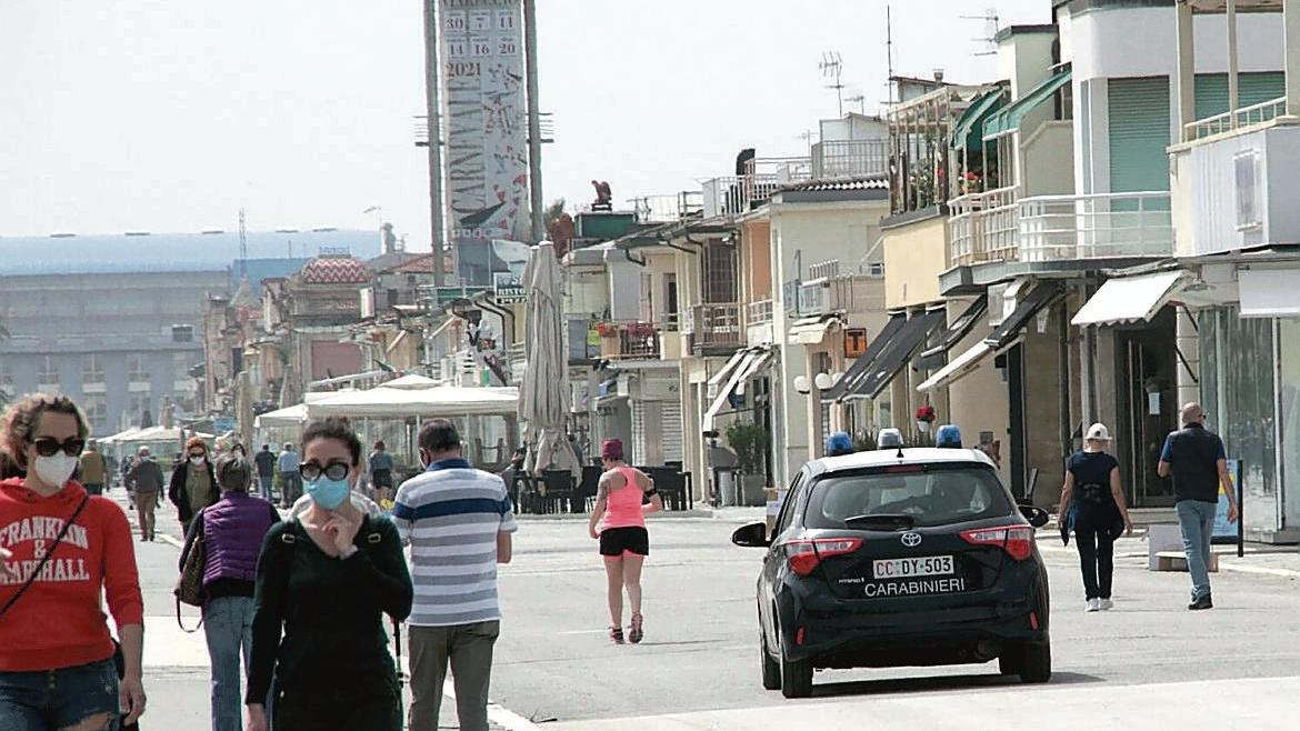 I controlli dei carabinieri in passeggiata (foto d'archivio)