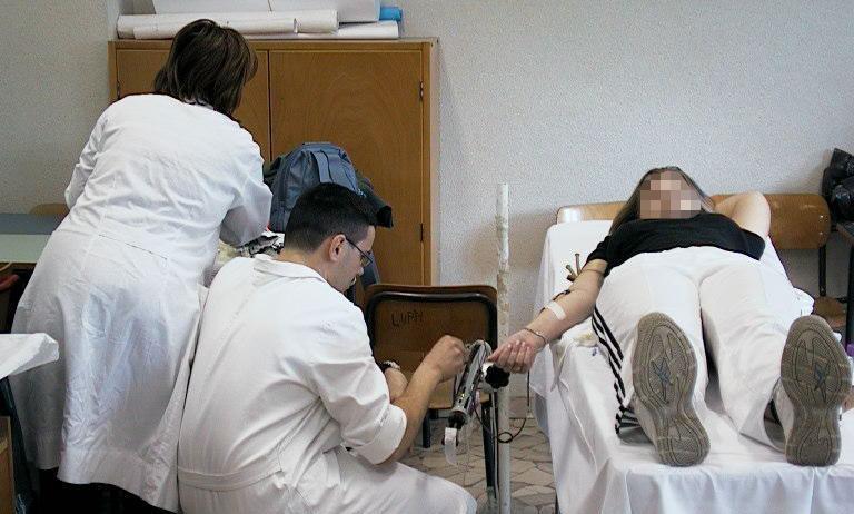 Una donna si sottopone al prelievo del sangue