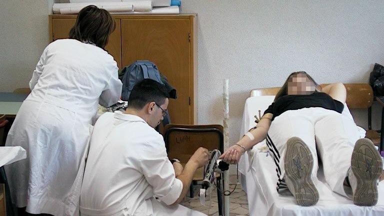 Una donna si sottopone al prelievo del sangue