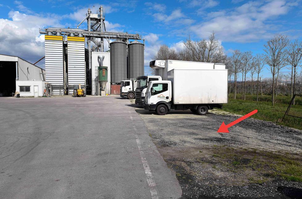 Il piazzale con il punto da dove è stato portato via il camion con la refurtiva (foto Sernacchioli)