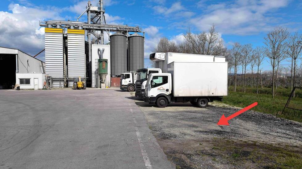 Il piazzale con il punto da dove è stato portato via il camion con la refurtiva (foto Sernacchioli)