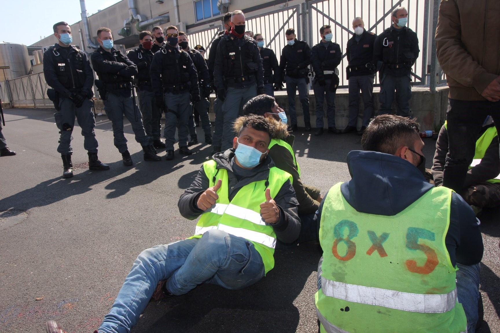 L'intervento della polizia alla Texprint (foto Batavia)