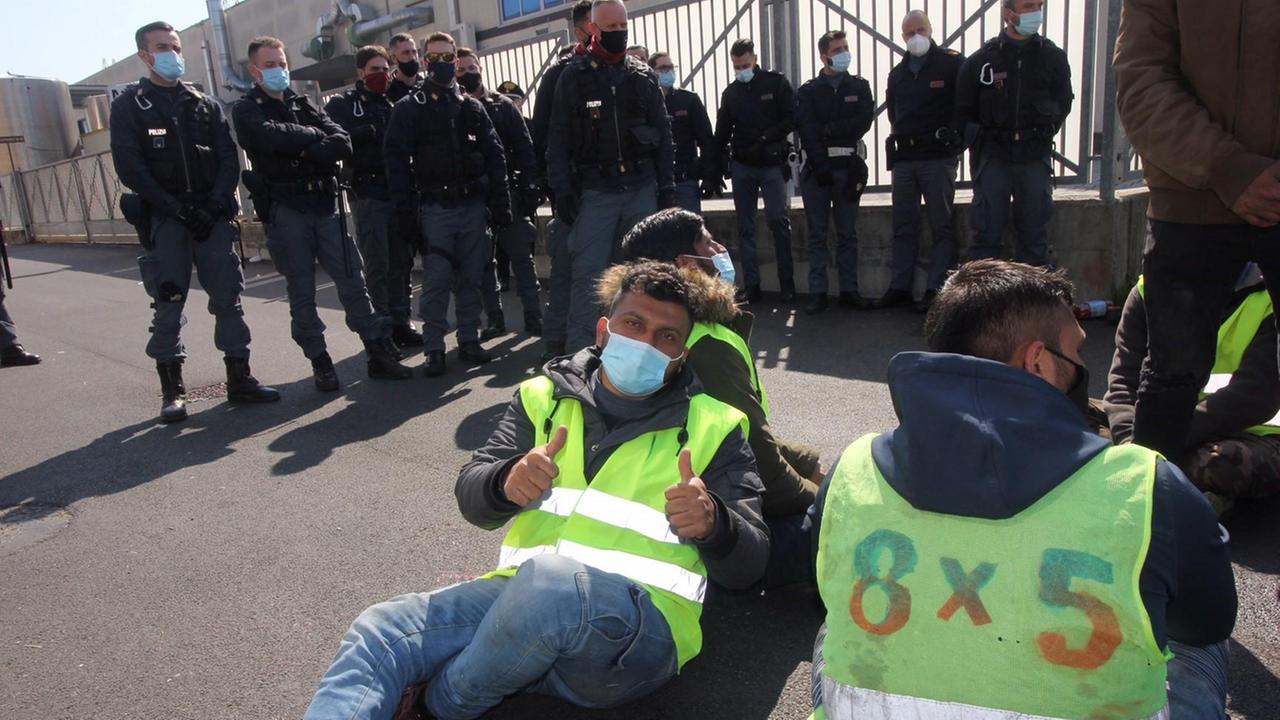 L'intervento della polizia alla Texprint (foto Batavia)