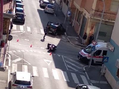 Scontro all'incrocio, motociclista finisce a terra