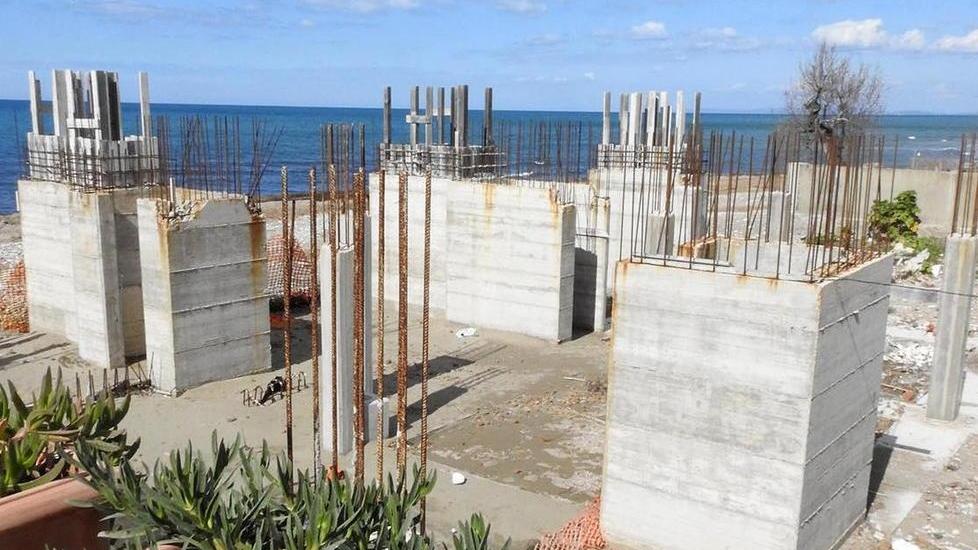 Il cantiere fermo da anni nell’area dell’ex Faro finito al centro dell’inchiesta (Foto Paolo Barlettani)