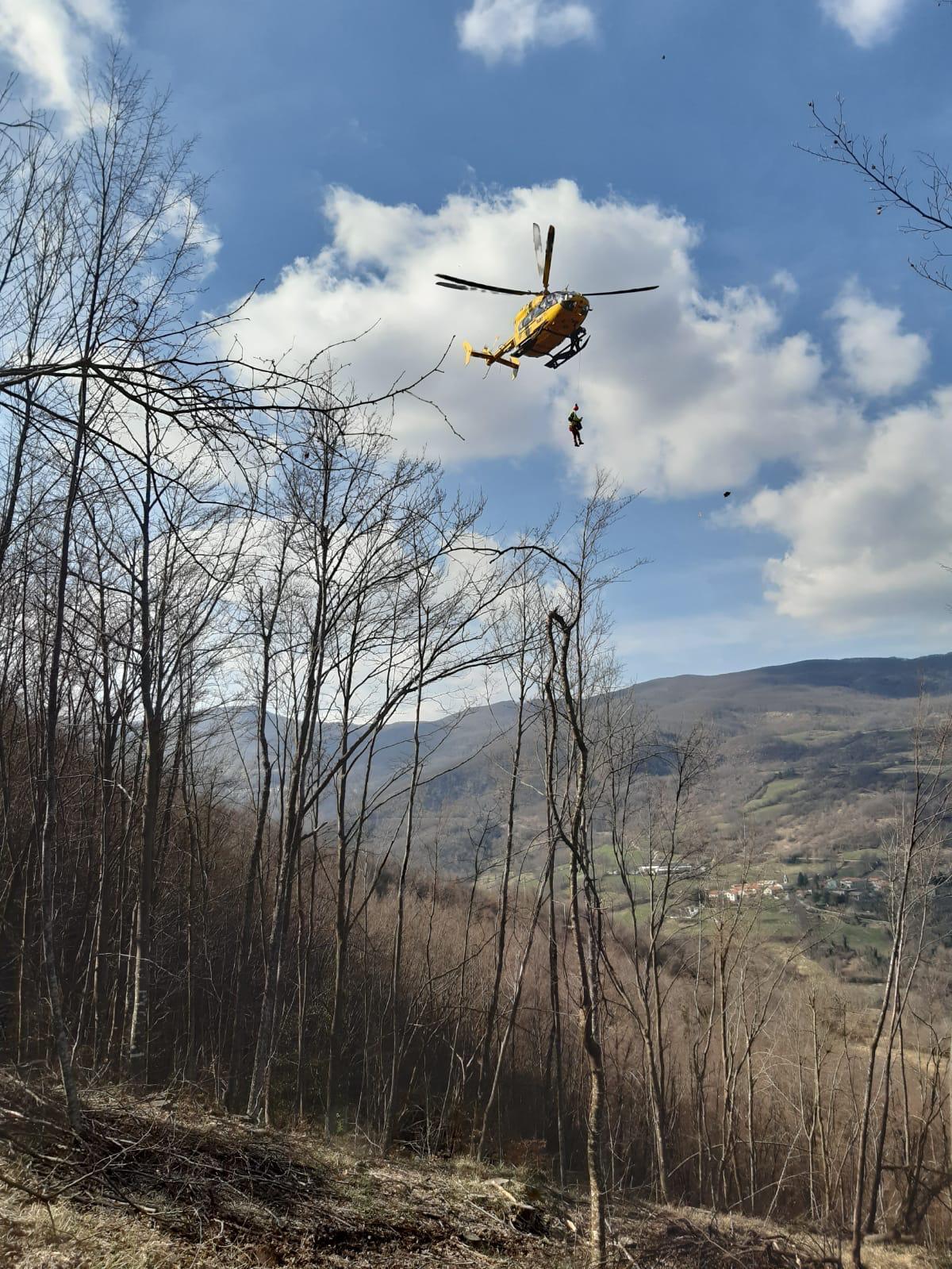 Il boscaiolo tratto in salvo da Saer e personale dell'elisoccorso