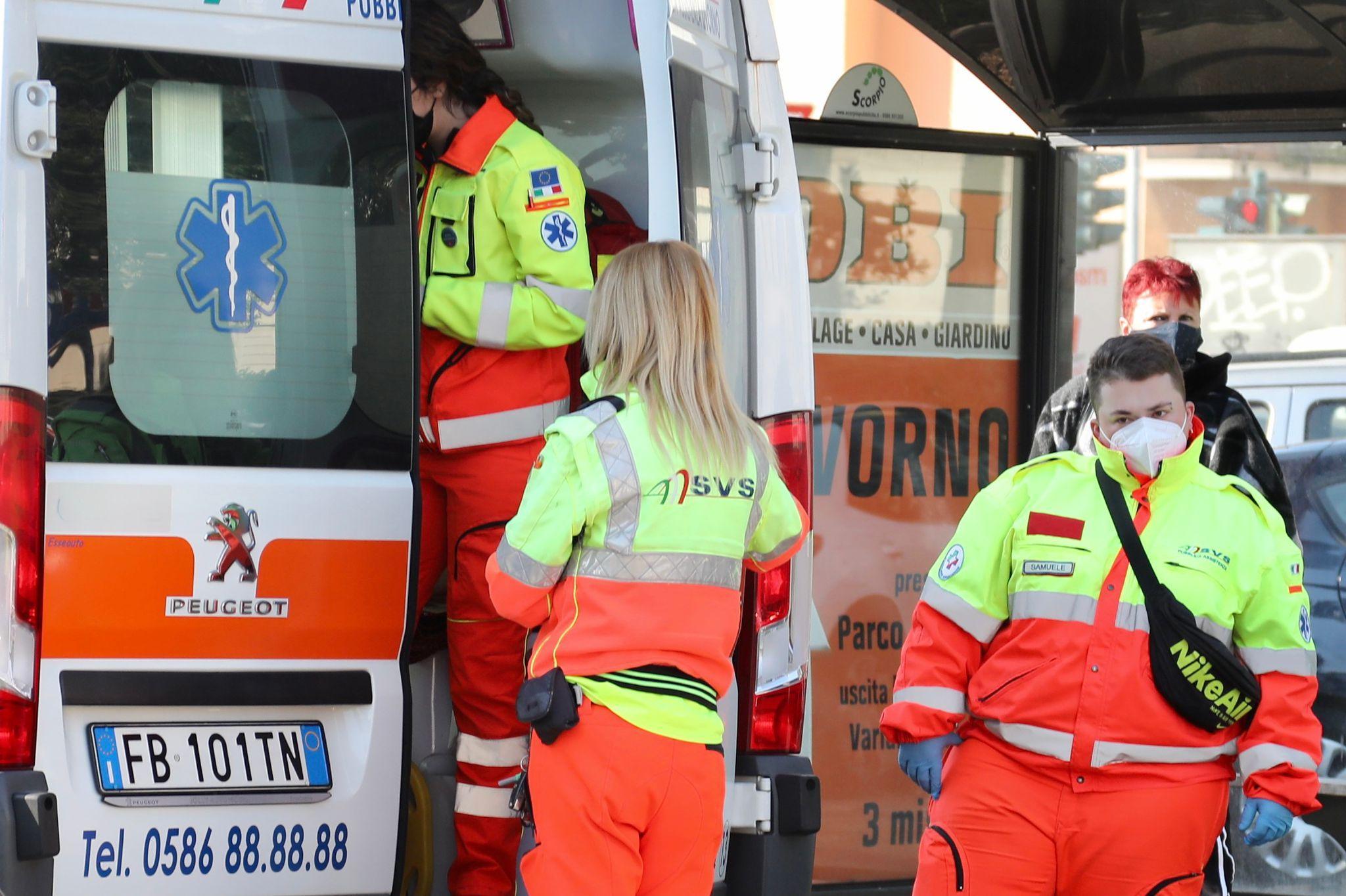 I volontari della Svs in piazza Roma (foto Marzi)