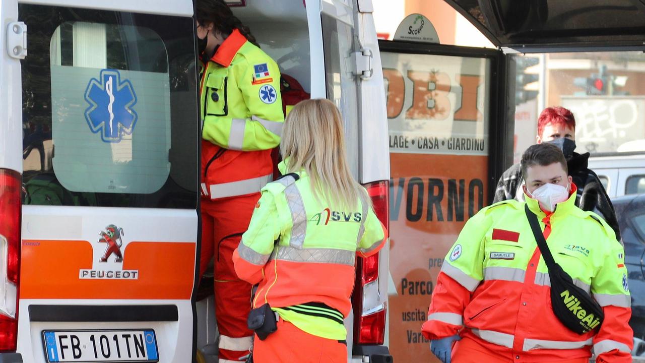 I volontari della Svs in piazza Roma (foto Marzi)