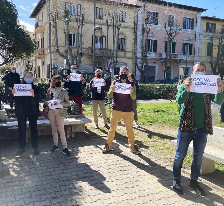 Le opposizioni e i commercianti sfilano contro il sindaco di Cecina: «Si deve dimettere» 