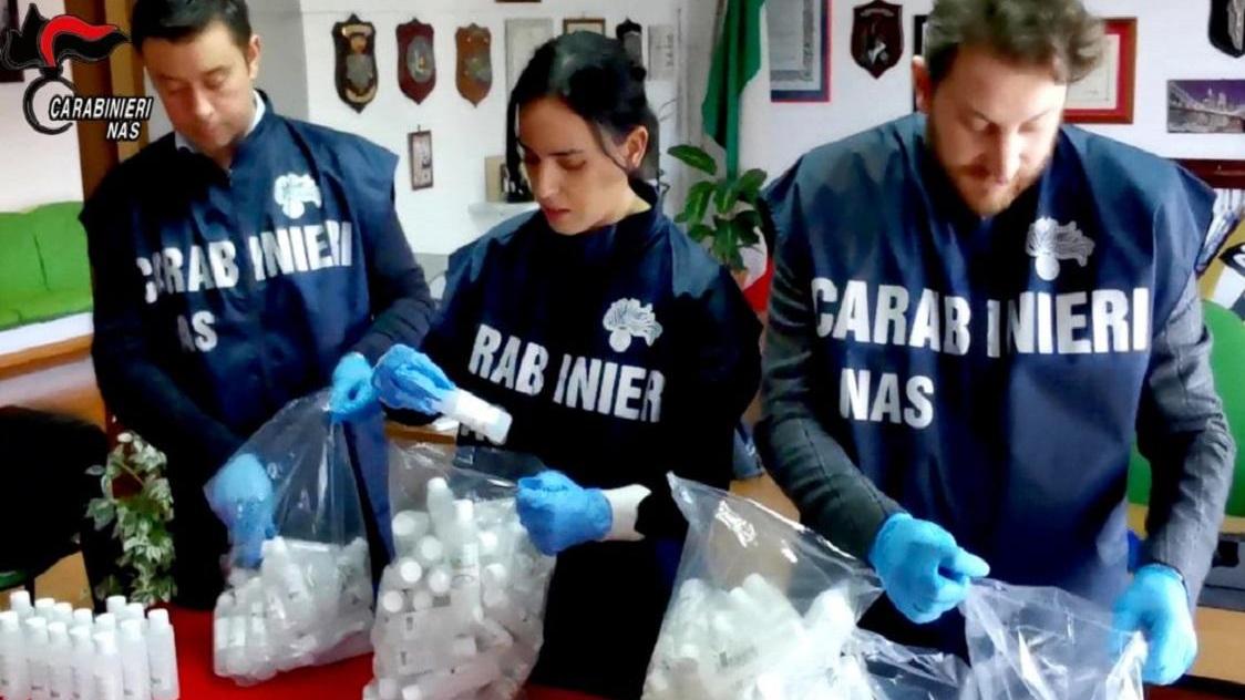 Cinquemila flaconi di gel per le mani non a norma: tre denunce