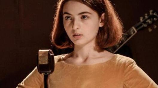 Tecla Insolia in una scena da " La bambina che non voleva cantare"