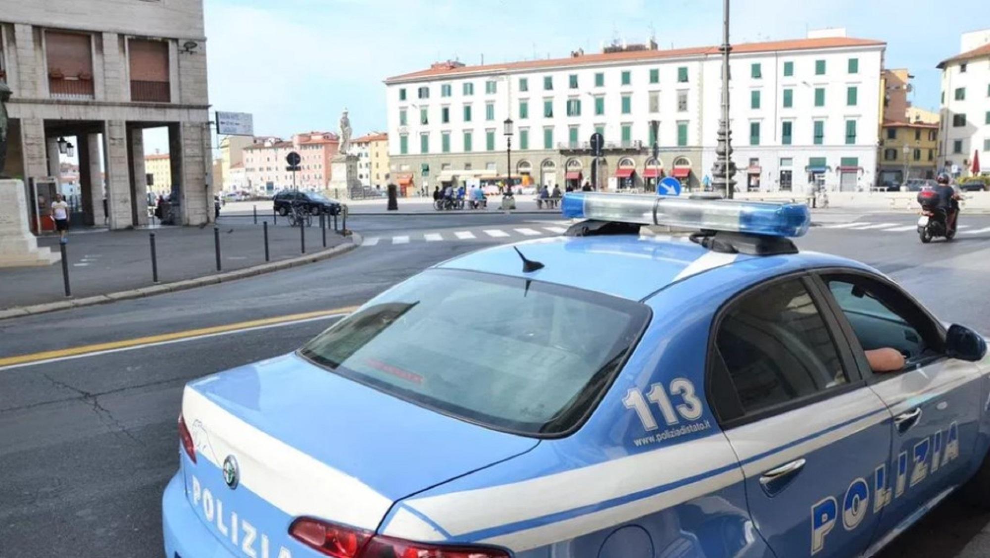 Una volante della polizia di Stato in via Grande (foto d'archivio)
