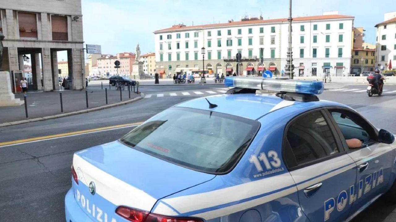Una volante della polizia di Stato in via Grande (foto d'archivio)
