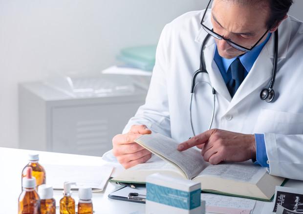 I genitori hanno il Covid, a sette anni chiama il medico: «Tranquillo, ci penso io»