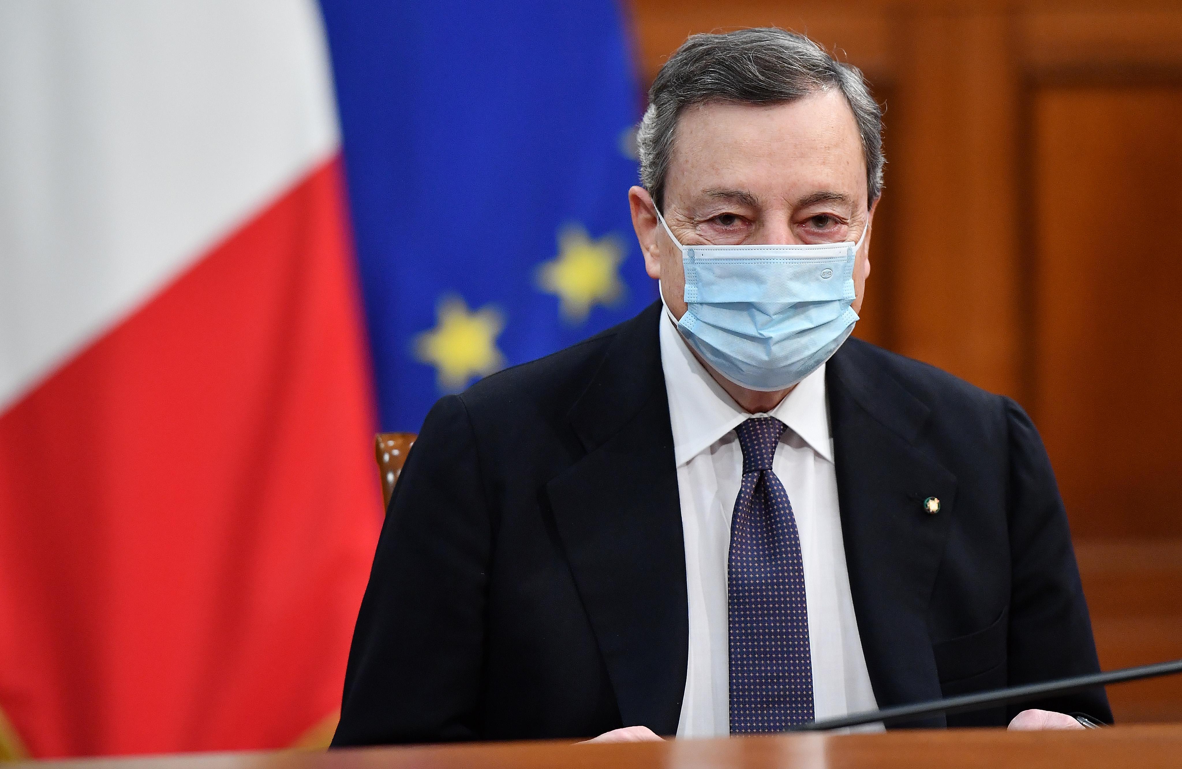 Arrivano le dosi, ora il problema è la somministrazione: Draghi vara il piano vaccini