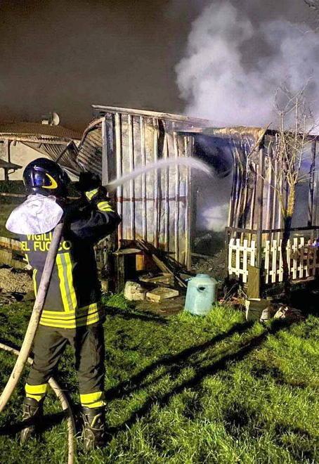Brucia una baracca in zona Renella