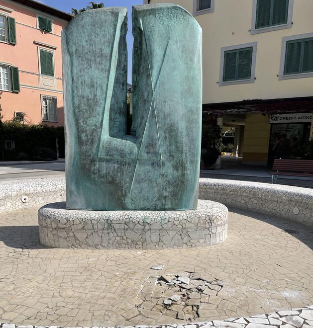 La scultura di Finotti abbandonata a se stessa
