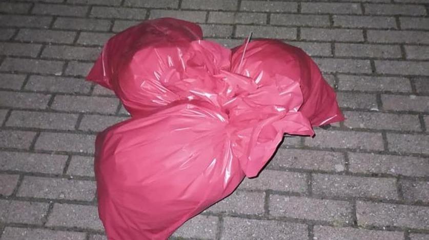 Sacchetti rossi dei rifiuti Covid lungo le strade«Chiamate noi»