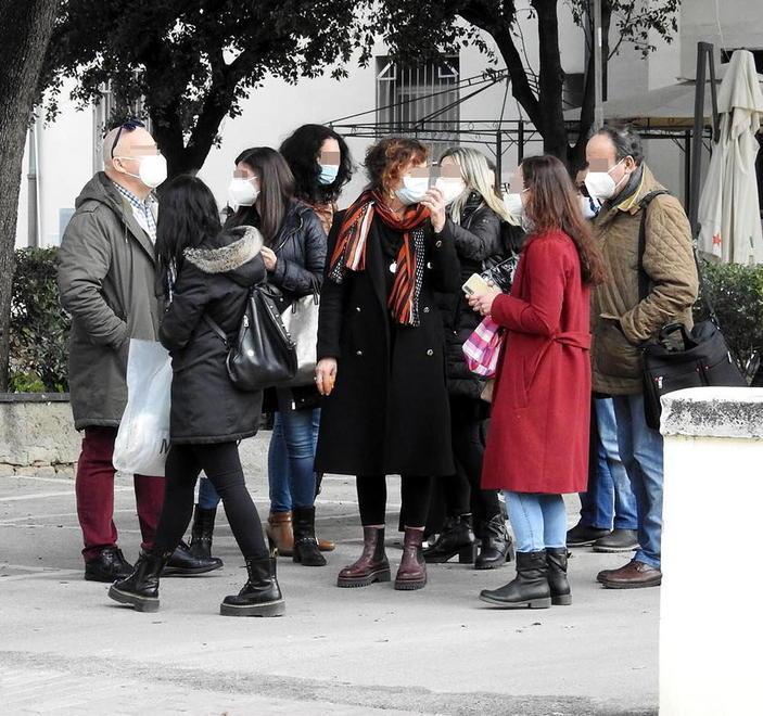 Dipendenti sconvolti in piazza «E adesso come facciamo?»