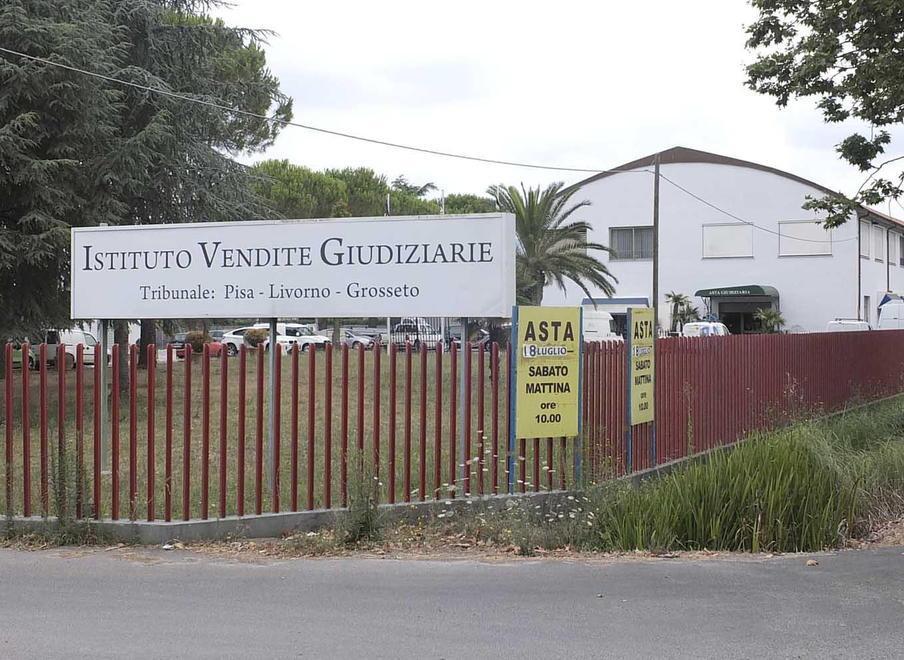 Rubano moto pignorata nel piazzale dell’Ivg coi dipendenti nei locali