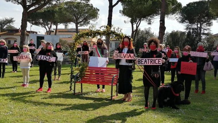 Tanti cartelli coi nomi per dire no ai femminicidi