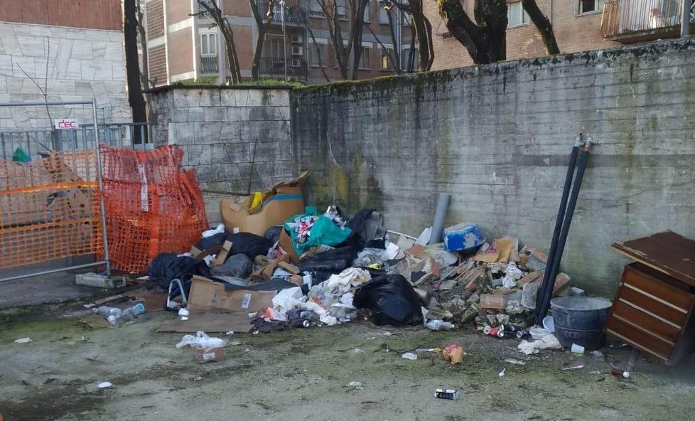 «Una latrina a cielo aperto davanti agli alloggi Polfer»