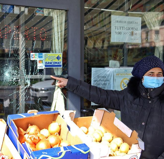 Modena/Il caso viale Barozzi Ladri, vandali e buche L’allarme dei negozi per “salvare” la strada