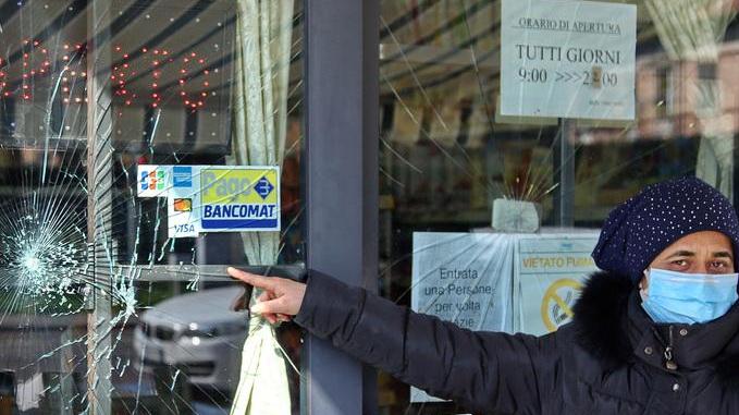 Modena/Il caso viale Barozzi Ladri, vandali e buche L’allarme dei negozi per “salvare” la strada