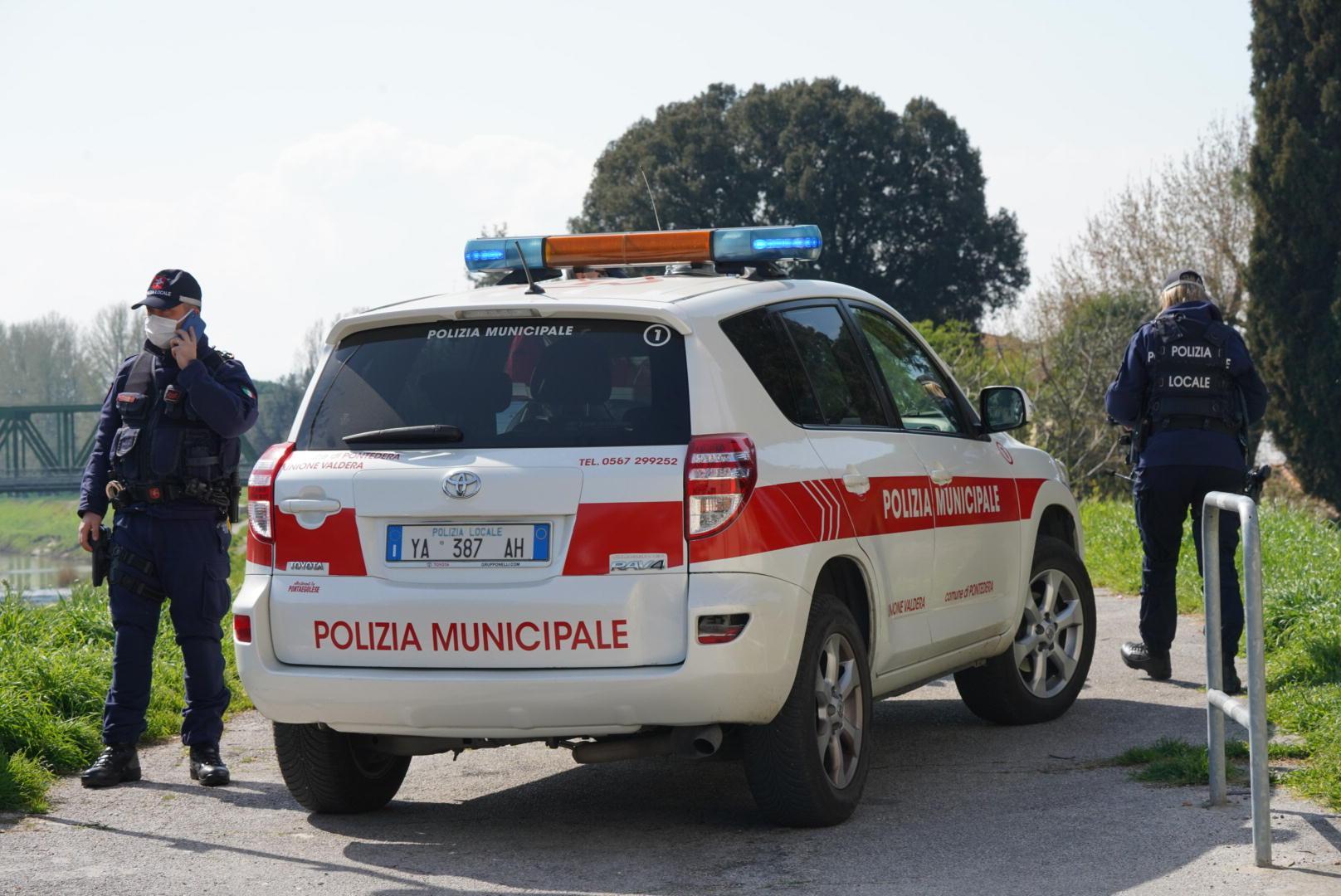 Pirata senza patente a 18 anni: doppia fuga, testacoda e schianto. Multa di 9mila euro 